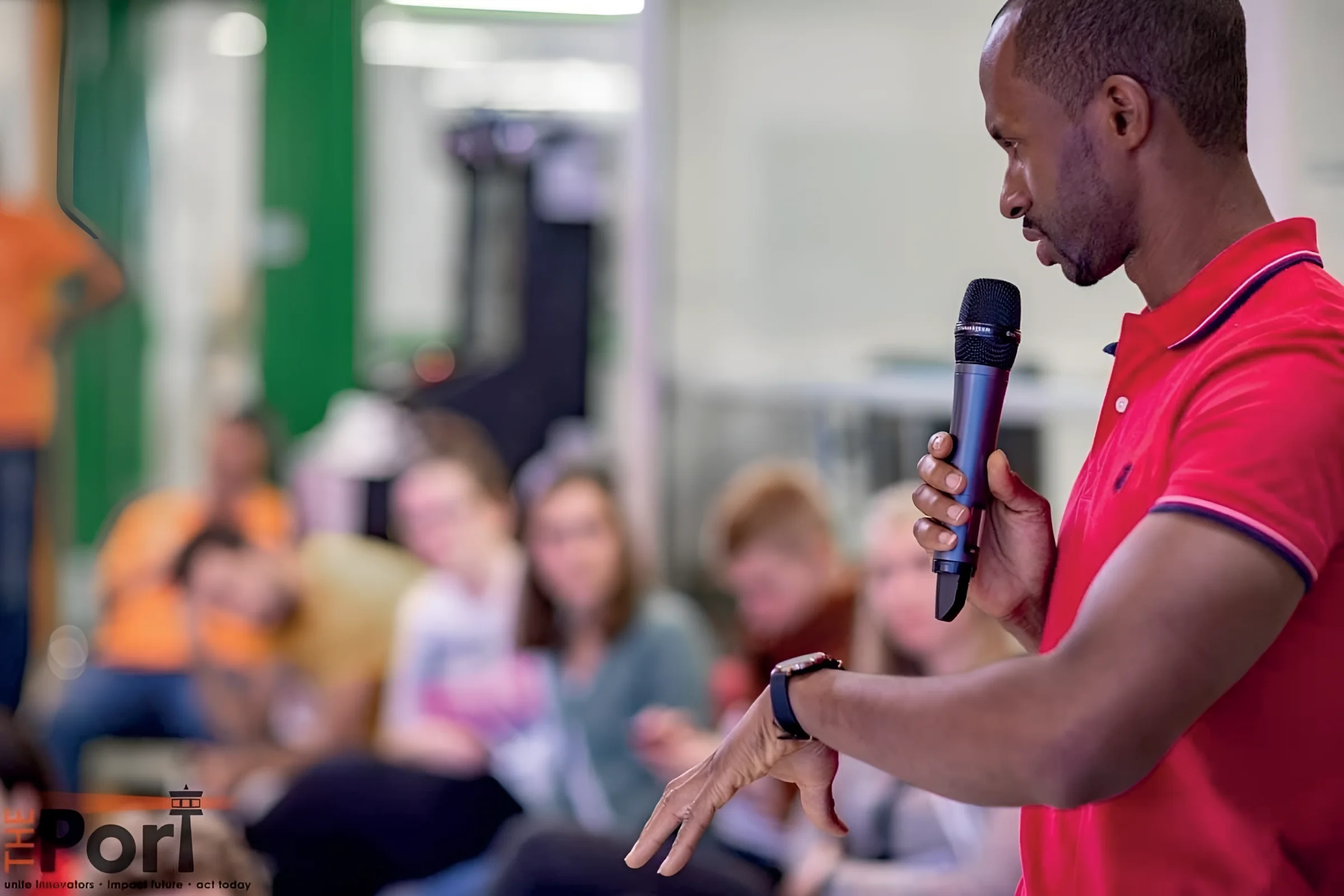 Intervenant SAFRICAN, micro en main, devant un groupe de participants