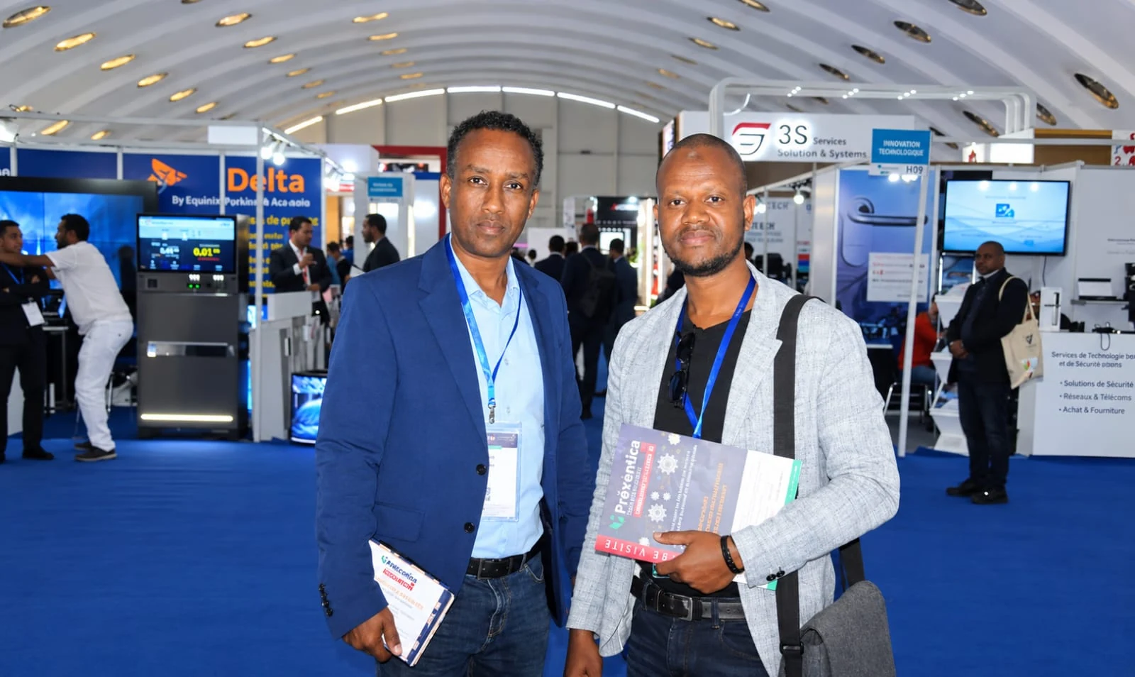Deux représentants de SAFRICAN CONSULTING lors d'un salon professionnel