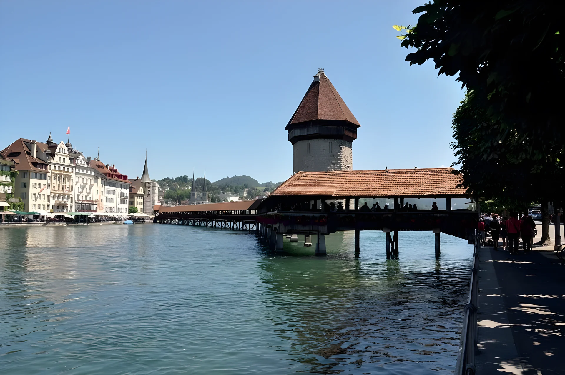 Suisse, pont couvert en bois et tour au bord du lac